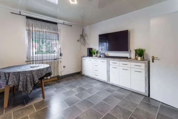 Immobilie in Dittelbrunn - Viel Platz für Ihre Wohnideen – freistehendes Haus mit Garten, Garage & zwei möglichen Wohnbereichen - Bild 3