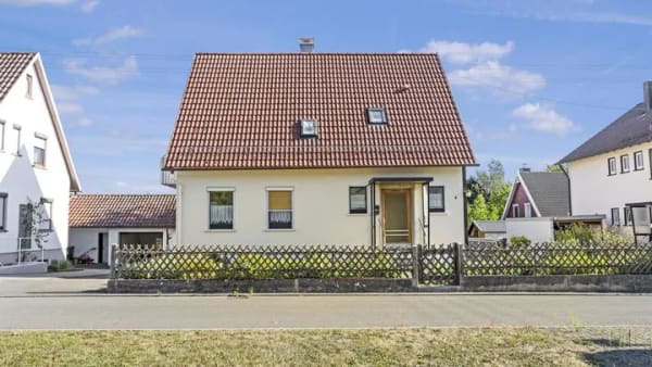 Immobilie in Eutingen im Gäu - Einfamilienhaus mit großem Garten und zwei Garagen in Rohrdorf - Bild 0