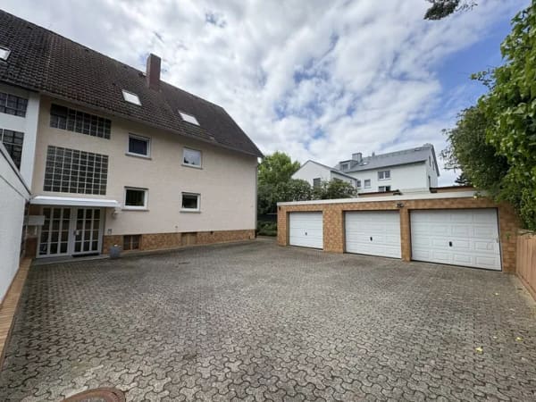 Immobilie in Wiesbaden - "Bevorzugte Lage im Freudenberg"
Dreifamilienhaus + 3 Garagen in guter Lage von Wiesbaden-Schierstein - Bild 1