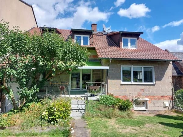 Immobilie in Fernwald - Mehrfamilienhaus mit vermieteter Einliegerwohnung, Ausbaupotenzial und großem Garten in Fernwald - Bild 1