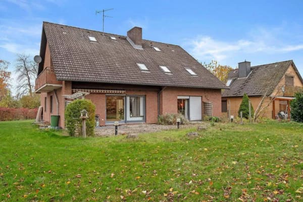 Immobilie in Bornhöved - Seenah wohnen in Bornhöveds Bestlage- Zweifamilienhaus mit Kamin und sonniger Südlage - Bild 0