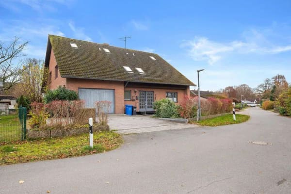 Immobilie in Bornhöved - Seenah wohnen in Bornhöveds Bestlage- Zweifamilienhaus mit Kamin und sonniger Südlage - Bild 1