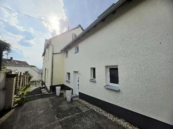 Immobilie in Dattenberg - Saniertes MFH Niedrigenergie KfW Standart 95 m² zur eigenen Nutzung mit Garten Carport Ausbau - Bild 1