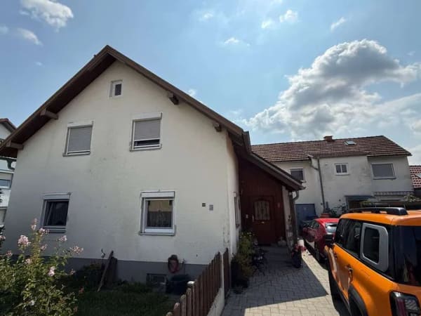 Immobilie in Aiterhofen - Seltene Gelegenheit in Aiterhofen: Großes Familiengrundstück mit zwei Wohnhäusern - Bild 0