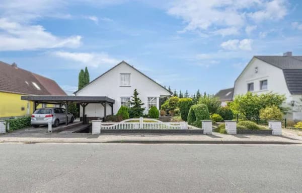 Immobilie in Ganderkesee - Charmantes Wohnhaus mit Kamin, Wintergarten und unverbautem Blick - Bild 0