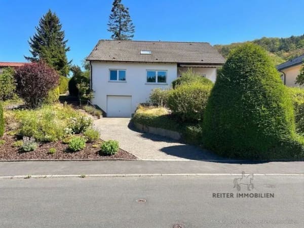 Immobilie in Petersberg - Bereit für diese Großzügigkeit? Ein Petersberger Rohdiamant mit Garage sucht seinen Schleifer - Bild 0