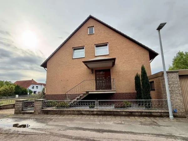 Immobilie in Neustadt am Rübenberge - Bordenau - Kapitalanlage oder Eigennutzung - Zweifamilienhaus mit schönem Garten und 3 Garagen - Bild 1