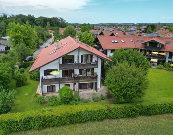 Immobilie in Prien am Chiemsee - sehr gepflegte Wohnung im 1. OG mit 2 Balkonen & traumhaftem Ausblick - Bild 0