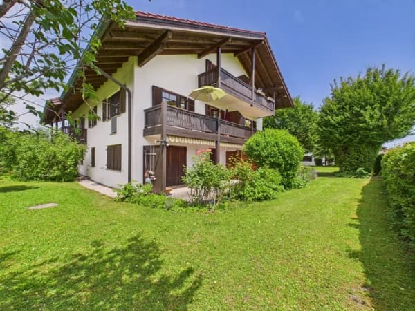 Immobilie in Prien am Chiemsee - sehr gepflegte Wohnung im 1. OG mit 2 Balkonen & traumhaftem Ausblick - Bild 1