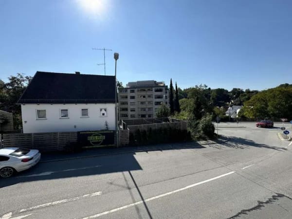Immobilie in Landshut - PREISREDUZIERT: Zwei Grundstücke mit drei Häusern und Entwicklungspotenzial in Landshut - Bild 0