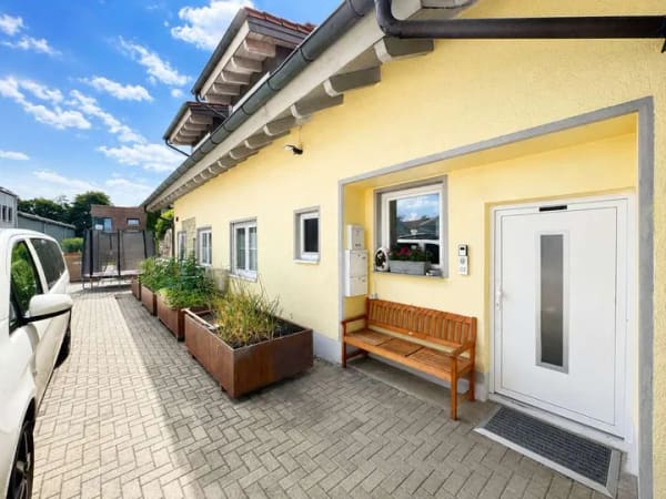 Immobilie in Waldburg - Unternehmer aufgepasst: Zwei Wohnungen, große Halle, Büros und viel Platz bei Ravensburg - Bild 2