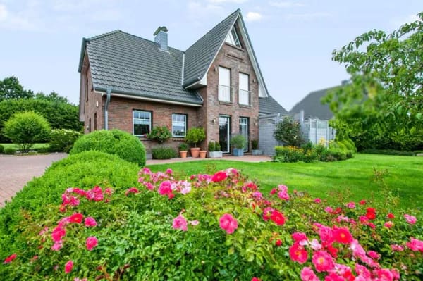 Immobilie in Waabs - Einfamilienhaus mit Einliegerwohnung, Doppelgarage und blühendem Garten nahe der Ostsee - Bild 0
