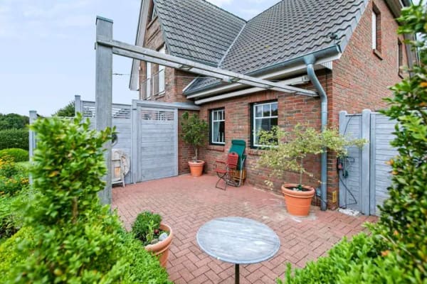 Immobilie in Waabs - Einfamilienhaus mit Einliegerwohnung, Doppelgarage und blühendem Garten nahe der Ostsee - Bild 1