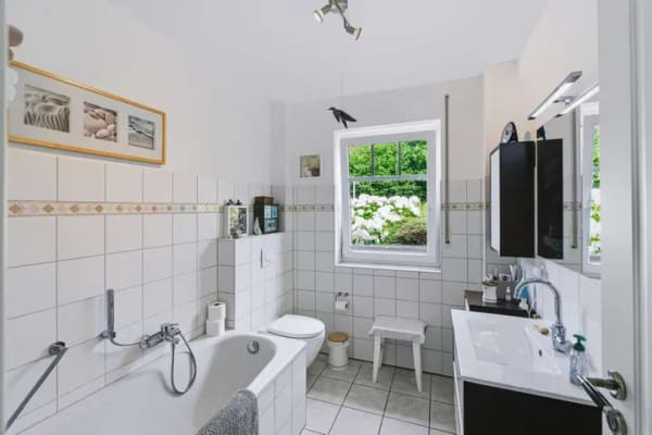 Immobilie in Waabs - Einfamilienhaus mit Einliegerwohnung, Doppelgarage und blühendem Garten nahe der Ostsee - Bild 4