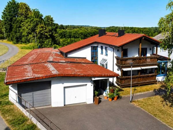 Immobilie in Grünberg - Vielseitiges Zweifamilienhaus mit großem Garten und umfangreichem Platzangebot - Bild 0