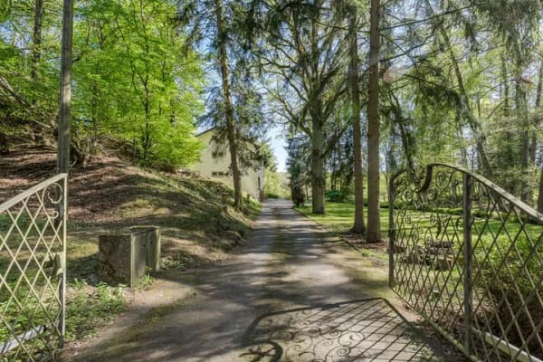 Immobilie in Usingen - Ein Anwesen wie kein Zweites in nahezu Alleinlage - Großes Landhaus mit viel Gestaltungspotenzial - Bild 1