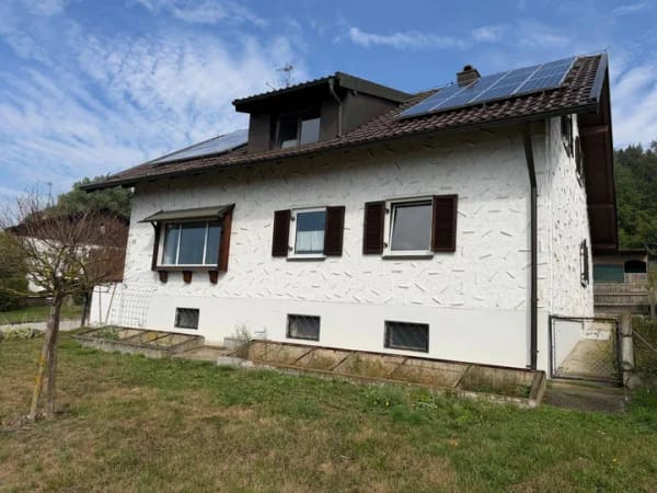 Immobilie in Julbach - Freistehendes Einfamilienhaus mit Einliegerwohnung, PV-Anlage & großem Grundstück - Bild 0