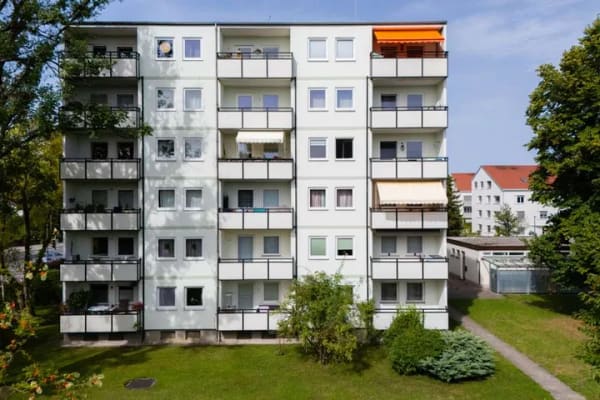 Immobilie in Grünwald - Wohnen in Grünwald – gut geschnittene 3-Zimmer-Wohnung mit Balkon, Garage und Hobbyraum - Bild 0