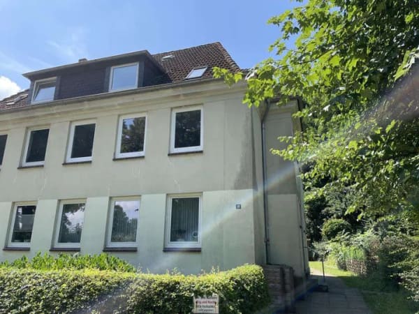 Immobilie in Kiel - Sanierungsbedürftiges teilvermietetes Zweifamilienhaus mit zwei Wohneinheiten in ruhiger Lage! - Bild 0