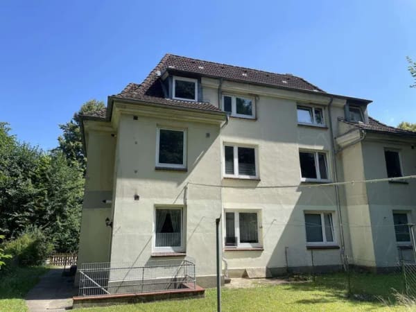 Immobilie in Kiel - Sanierungsbedürftiges teilvermietetes Zweifamilienhaus mit zwei Wohneinheiten in ruhiger Lage! - Bild 1