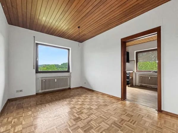 Immobilie in Schöllkrippen - Großzügige 6-Zimmer-Wohnung mit zwei Balkonen und traumhaftem Spessartblick in Schöllkrippen - Bild 4