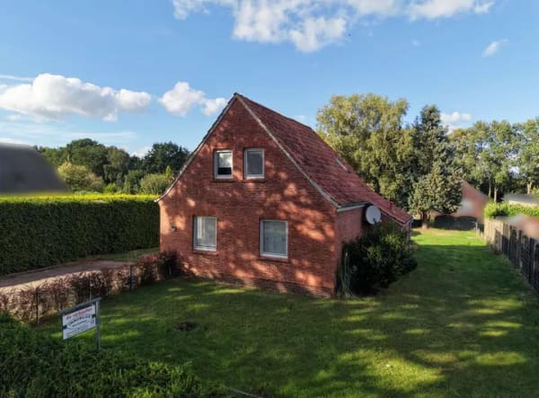Immobilie in Westoverledingen - Handwerker aufgepasst! Renovier- bzw. sanierbedürftiges kleines Wohnhaus in gepflegter Siedlungslage - Bild 0