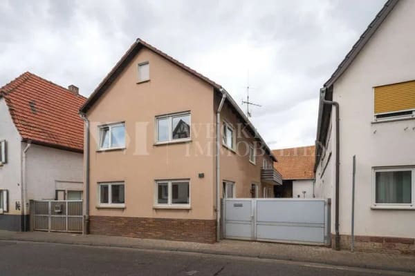 Immobilie in Neustadt an der Weinstraße - Wohnanwesen mit Innenhof, historischer Scheune und landwirtschaftlicher Nutzfläche - Bild 1