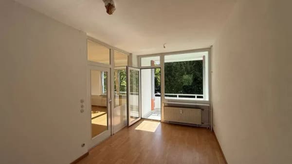 Immobilie in Schwalbach - Helle und frisch renovierte 2,5-Zimmer-Wohnung mit viel Tageslicht sofort bezugsfähig - Bild 0