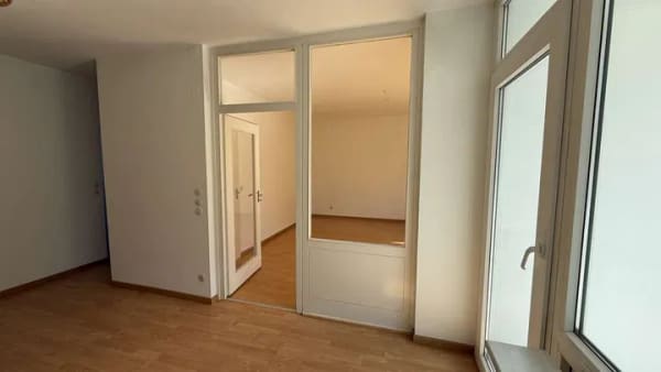 Immobilie in Schwalbach - Helle und frisch renovierte 2,5-Zimmer-Wohnung mit viel Tageslicht sofort bezugsfähig - Bild 1