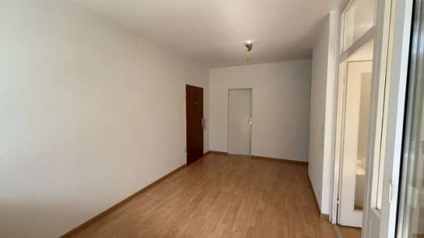 Immobilie in Schwalbach - Helle und frisch renovierte 2,5-Zimmer-Wohnung mit viel Tageslicht sofort bezugsfähig - Bild 2