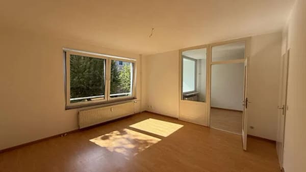 Immobilie in Schwalbach - Helle und frisch renovierte 2,5-Zimmer-Wohnung mit viel Tageslicht sofort bezugsfähig - Bild 3