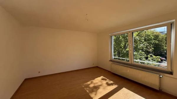 Immobilie in Schwalbach - Helle und frisch renovierte 2,5-Zimmer-Wohnung mit viel Tageslicht sofort bezugsfähig - Bild 4