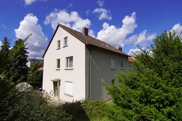 Immobilie in Roßtal - Roßtal / S-Bahn Lauflage: Zweifamilienhaus mit ausgebautem Dachgeschoß und Garage - Bild 0