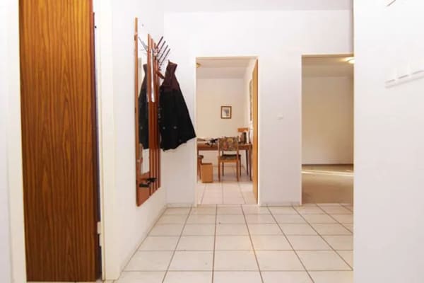 Immobilie in Roßtal - Roßtal / S-Bahn Lauflage: Zweifamilienhaus mit ausgebautem Dachgeschoß und Garage - Bild 2