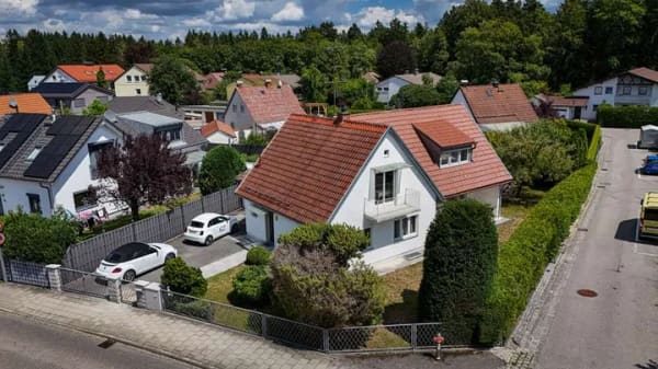 Immobilie in Geretsried - Großzügiges Einfamilienhaus mit viel Platz und Potenzial zur individuellen Gestaltung - Bild 0