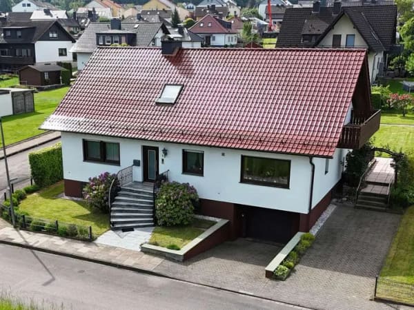 Immobilie in Schieder-Schwalenberg - Wohnen in Seenähe – dieses Einfamilienhaus lädt zum Verweilen ein - Bild 1