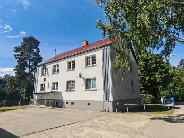 Immobilie in Teichland - Mehrfamilienhaus mit 4 Wohneinheiten, 8 Garagen und großem Garten Nähe Cottbuser Ostsee zu verkaufen - Bild 0