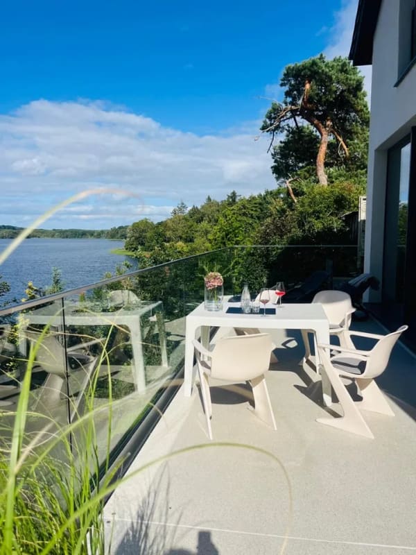 Immobilie in Pinnow - Wo Natur und Lebensqualität zuhause sind – außergewöhnliches Neubau-Anwesen direkt am See - Bild 1