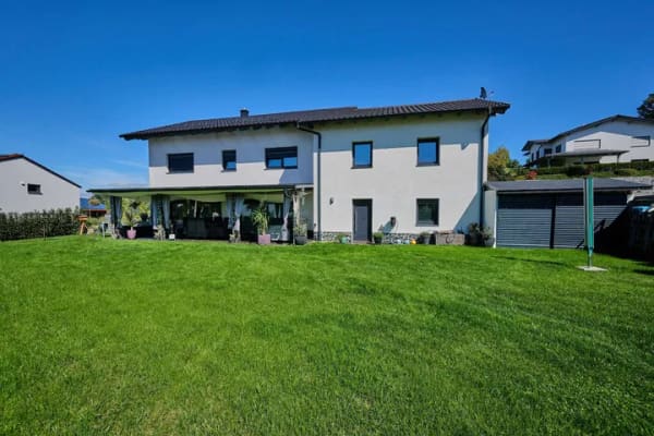 Immobilie in Wiesenfelden - Das Komplettpaket für Ihre Zukunft: 2020er Hanghaus mit Garten, Smart Home und PV-Anlage - Bild 0