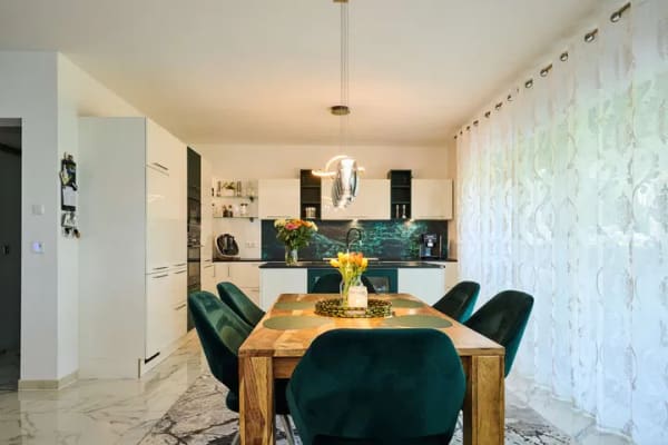 Immobilie in Wiesenfelden - Das Komplettpaket für Ihre Zukunft: 2020er Hanghaus mit Garten, Smart Home und PV-Anlage - Bild 4
