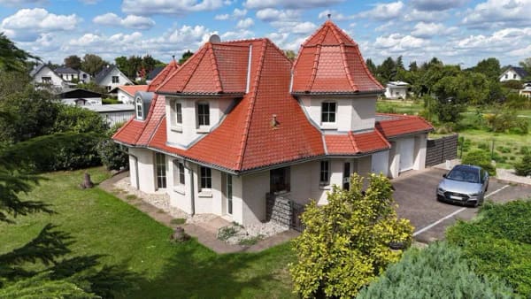 Immobilie in Ketzin/Havel - Einfamilienhaus in unmittelbarer Wassernähe mit einzigartiger Türmchen-Architektur! - Bild 3