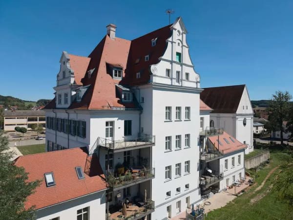Immobilie in Krumbach (Schwaben) - Herrschaftliches Wohnen im Schloss Niederaunau: Stilvolle 2-Zimmer-Wohnung mit Aufzug & moderner Hau - Bild 0