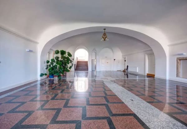 Immobilie in Krumbach (Schwaben) - Herrschaftliches Wohnen im Schloss Niederaunau: Stilvolle 2-Zimmer-Wohnung mit Aufzug & moderner Hau - Bild 1