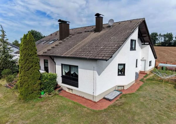 Immobilie in Walsdorf - Großzügiges Einfamilienhaus mit pflegeleichtem Garten am Ortsrand von Erlau/Walsdorf - Bild 0
