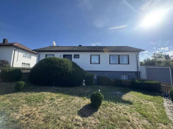 Immobilie in Bayerbach b. Ergoldsbach - Wohnkomfort auf einer Ebene – Gepflegter Bungalow mit großem Garten in Bayerbach bei Ergoldsbach - Bild 0