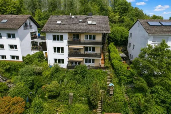 Immobilie in Bad Soden-Salmünster - DIETZ: 2 Familienhaus mit 3 abgeschlossenen Wohnungen mit Doppelgarage in Waldrandlage! - Bild 1