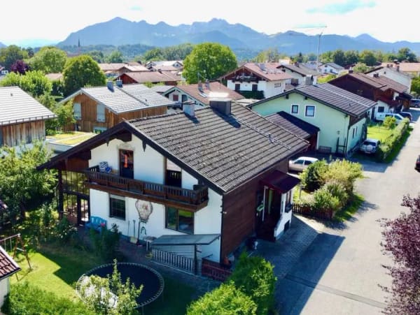 Immobilie in Übersee - Vielseitiges Zweifamilienhaus in ruhiger Wohnlage von Übersee – mit Garten und zwei Garagen - Bild 0