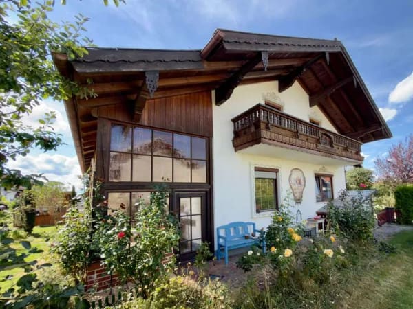 Immobilie in Übersee - Vielseitiges Zweifamilienhaus in ruhiger Wohnlage von Übersee – mit Garten und zwei Garagen - Bild 1