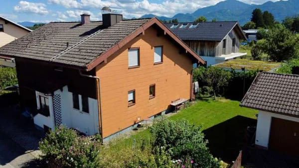 Immobilie in Übersee - Vielseitiges Zweifamilienhaus in ruhiger Wohnlage von Übersee – mit Garten und zwei Garagen - Bild 2