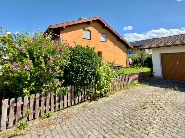 Immobilie in Übersee - Vielseitiges Zweifamilienhaus in ruhiger Wohnlage von Übersee – mit Garten und zwei Garagen - Bild 3